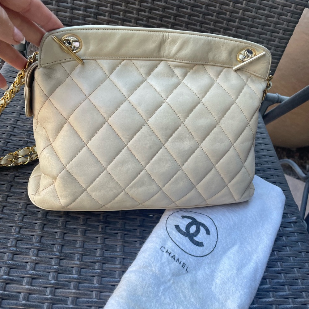 CHANEL Beige Quilted Shoulder Bag with Gold Chain - Picture 11 of 16
